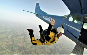 Le saut en parachute : Solo  pour un dépassement de soi