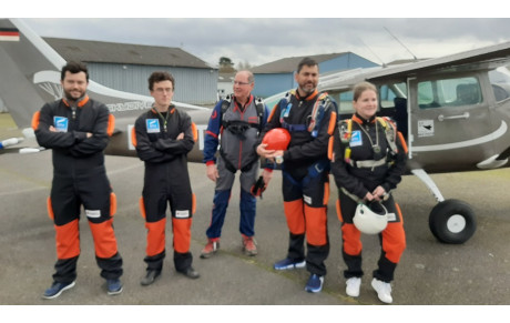 Ouverture de l'école de parachutisme aujourd'hui...