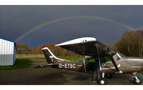 Un bel arc en ciel à l'école de parachutisme..