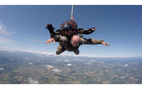 Il fête ses 80 ans en parachute..