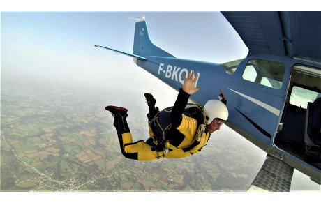 Le saut en parachute : Solo  pour un dépassement de soi